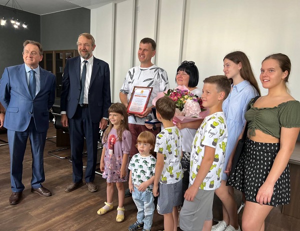 Председатель Совета депутатов Железногорска поздравил многодетную семью с Днем любви, семьи и верности