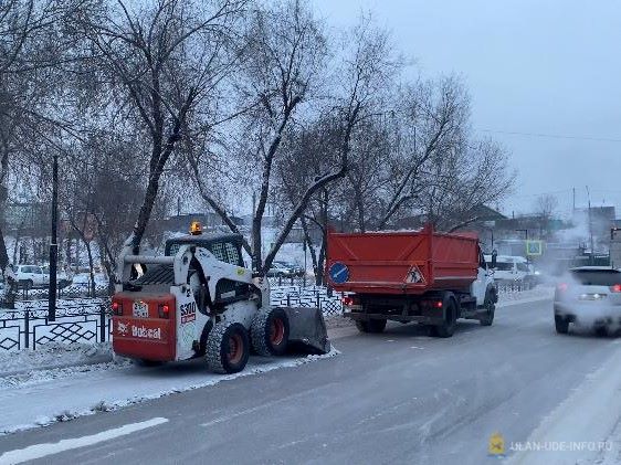 Коммунальщики продолжают очищать столицу Бурятии от снега