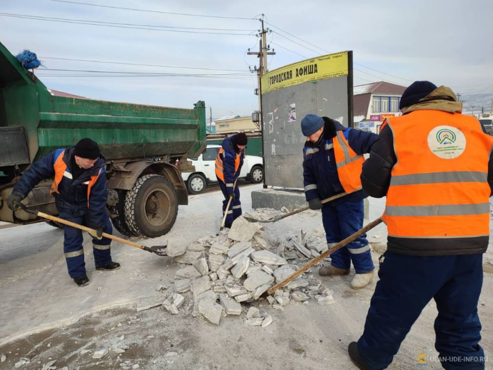 Уборщики территорий продолжают очищать пешеходные зоны в Улан-Удэ